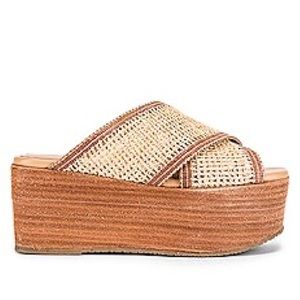 Never been worn, kaanas platform sandal